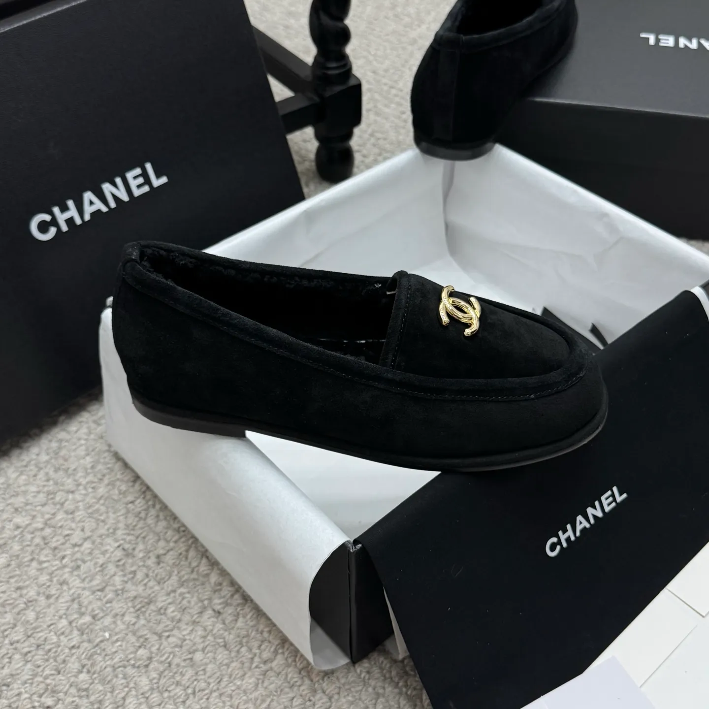 👟👟Ex-factory price 600👟👟 Classic model 🇨🇳ChaneL 25K Teddy fur loafers Simple and high-end design, super versatile! Double C logo embellishment! Imported suede has the texture of natural animal leather visible to the naked eye! The top version is stress-free when entering and exiting the cabinet. It has a bookish texture on the feet and feels great on the feet. Versatile item. ✅Upper: Customized imported suede. ✅Inner lining: imported lamb wool. ✅Outsole: imported genuine leather. ✅Size: 35-40. ✅Comes with a full set of packaging.